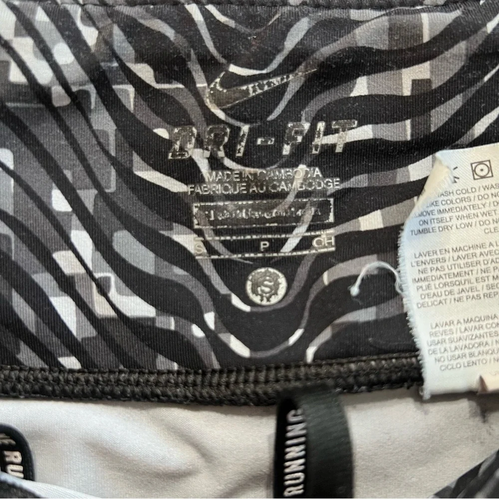 Nike Dri-FIT Patterned Capri Leggings – Size Small